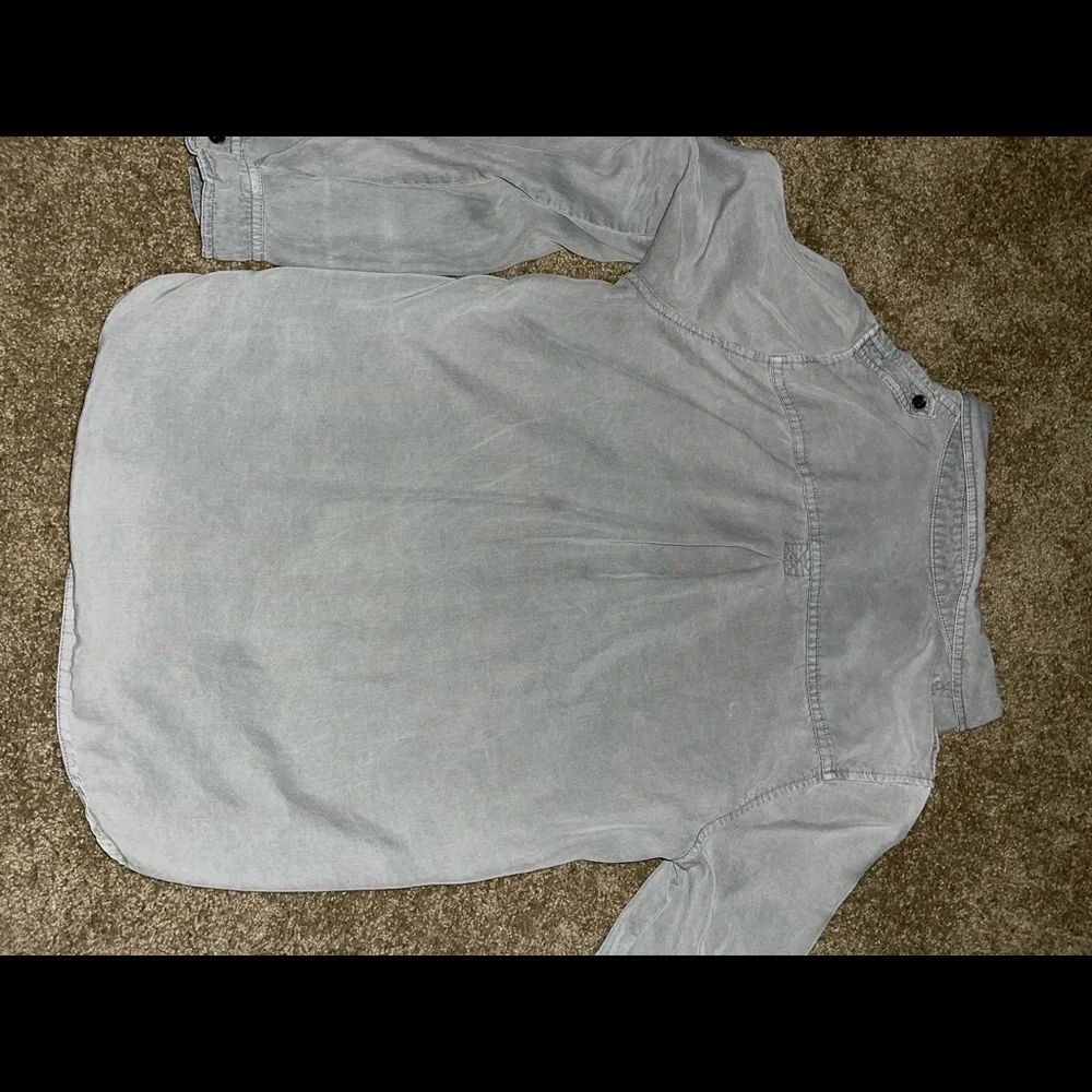 Universal Thread button down. - Picture 4 of 7